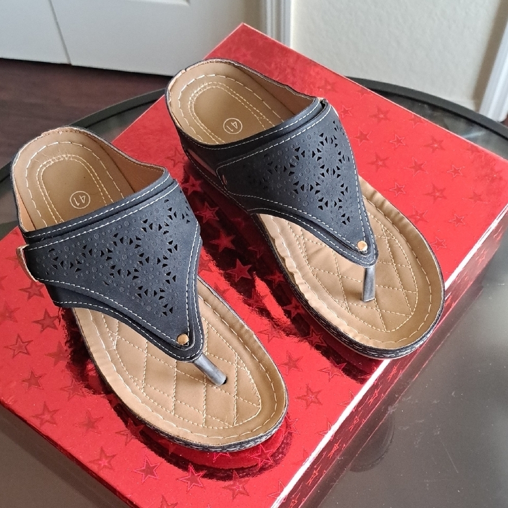 Source Unknown Black and Tan Sandals